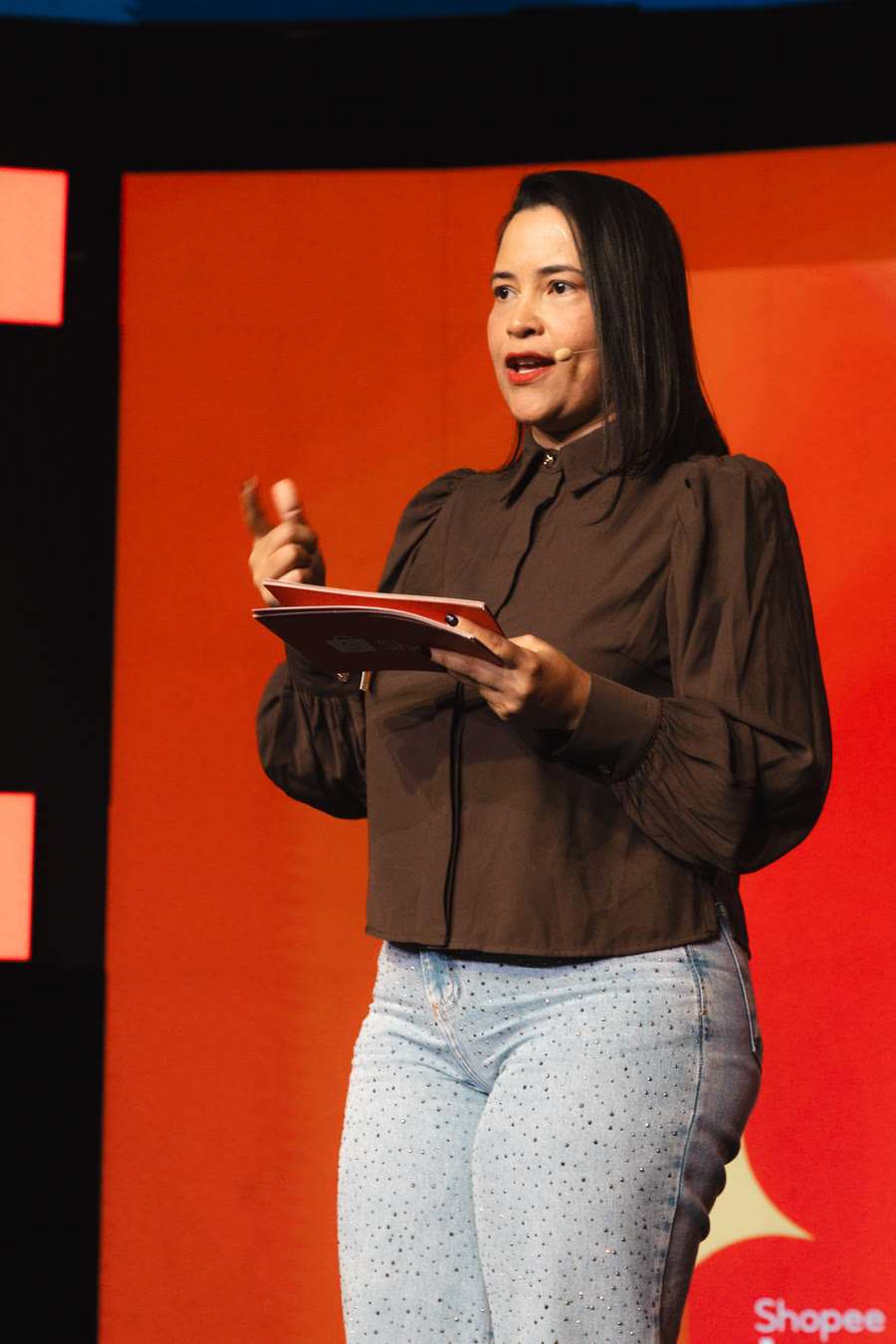 Karina Leite como mestre de cerimônias no Prêmio Mulher do Ano Shopee